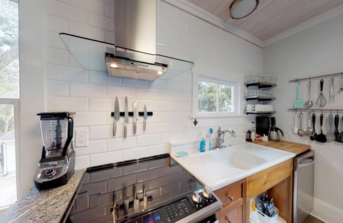 Downtown Historic District House | 💲Renovated Guesthouse💲4 KING Bedrooms - Downtown 2 Block Stroll- Beach Only 3 Miles