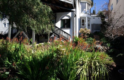 Claremont Apartment | Renovated home in historic Claremont -Long-term