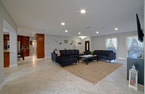 Coral Springs House | Renovated House Heated Pool Gourmet Kitchen Pet Friendly Walking to the Downtown