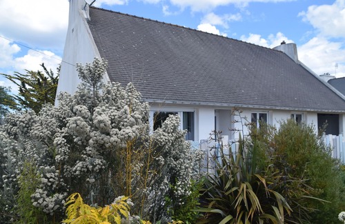Plougoulm House | Renovated house, quiet location, beach 100 m away, sleeps 4/5, enclosed garden.