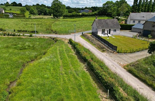 Bourgvallees Cottage | Renovated house with WiFi and parking in St Romphaire