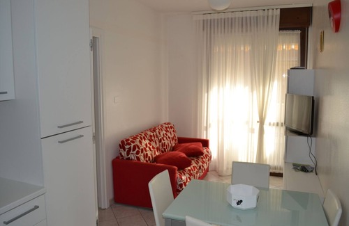 Rosapineta Apartment | Renovated flat with pool and terrace near the beach