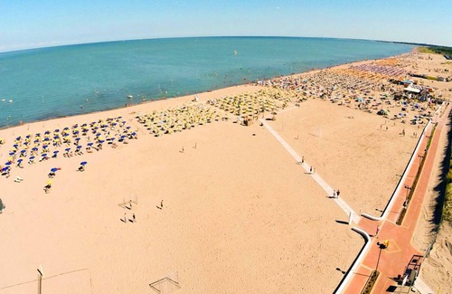 Rosapineta Apartment | Renovated flat with pool and terrace near the beach
