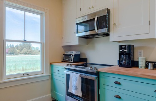 Matunuck House | Renovated Matunuck Farmhouse with private access to Potters Pond, double kayak included