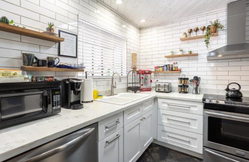 South Scottsdale Apartment | Renovated private in the heart of Old Town Scottsdale, pool & hot tub, outdoor bar & kitchen, walk to shops & bars