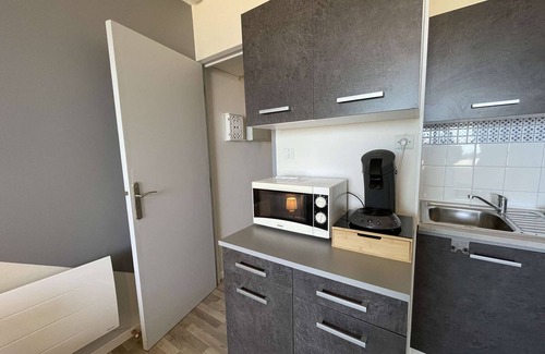 Saint-Jean-de-Monts Apartment | Renovated studio, sleeps 2, sea, shops, 6th floor, TV, balcony, pets allowed
