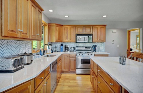 West Valley House | Renovated & Spacious Home, Wood Fireplace, Hot Tub