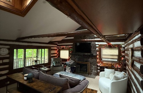 Fort Hancock Cabin | Renovated Summer Cabin in Atlantic Highlands – Walk to NYC Ferry!