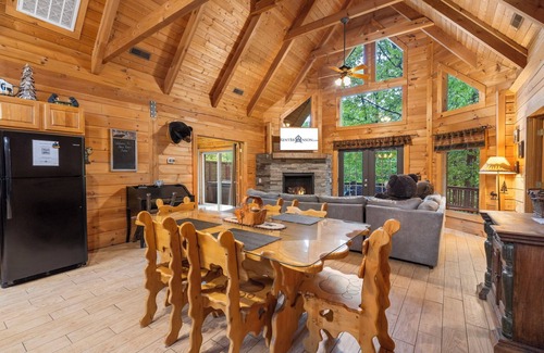 Branson Cedars Cabin | Renovated Three Bear Log Cabin, Vaulted Ceilings, Private Hot Tub! Near Big Cedar, Car Charger