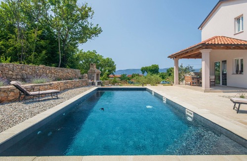 Skrbcici Villa | Renovirana Kamena Kuća od Bake i Deda na Mirnoj Lokaciji sa Bazenom i Vrtom