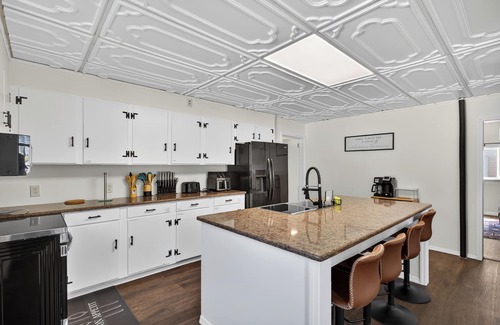 Renovo House | Renovo Escape: Game Room + Spa Bath + Views