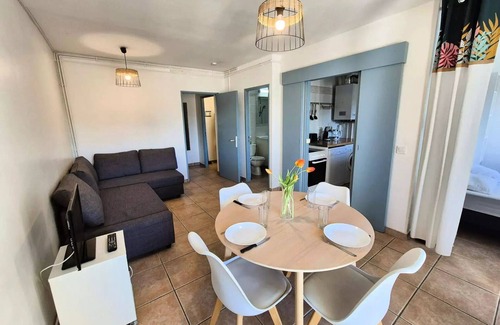 Saint-Mandrier-sur-Mer Apartment | Residence Les Polyanthas - Air-conditioned apartment with terrace, private parking, residence with pool