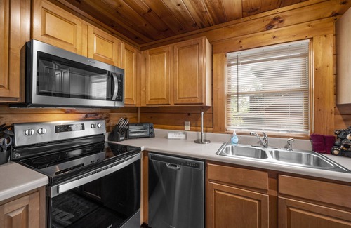 Pigeon Forge Cabin | Resort Cabin 3Br w/Hot Tub & Pool @ Dollywood