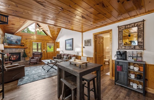 Pigeon Forge Cabin | Resort Cabin 3Br w/Hot Tub & Pool @ Dollywood