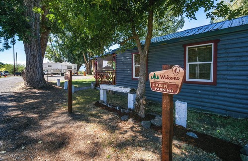 Chiloquin Apartment | Resort Cabin on the River ~ 21 Mi to Crater Lake!