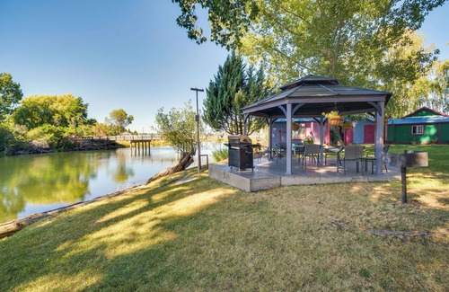 Chiloquin Apartment | Resort Cabin on the River ~ 21 Mi to Crater Lake!
