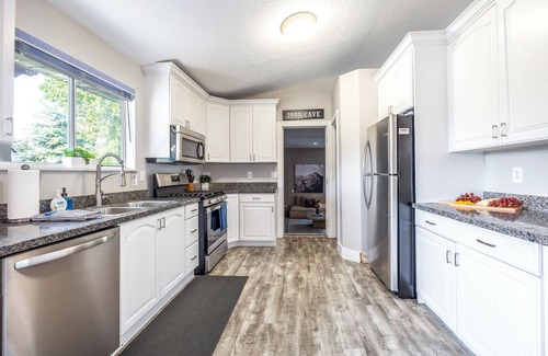 Charleston House | Resort Home, 15 min to Ski Slopes, Sleeps up to 20, Pickleball Court, Hot Tub