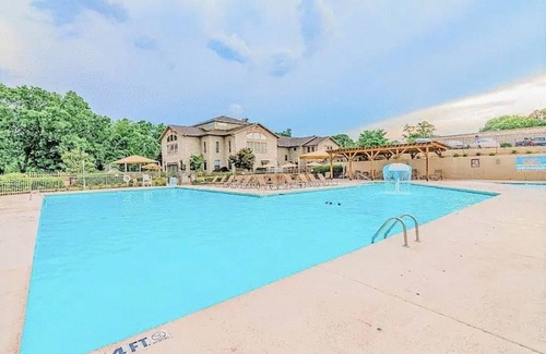 Table Rock Condo | Resort Pool, Kiddos, Private XL Deck, Spacious, 2Kings, HotTub PtRoyale CLEAN!
