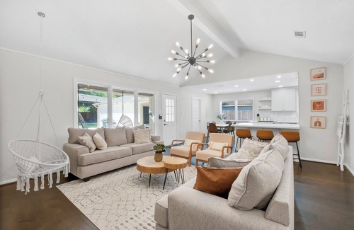 Jersey Village House | Resort-style Retreat W/Jacuzzi & Gaming