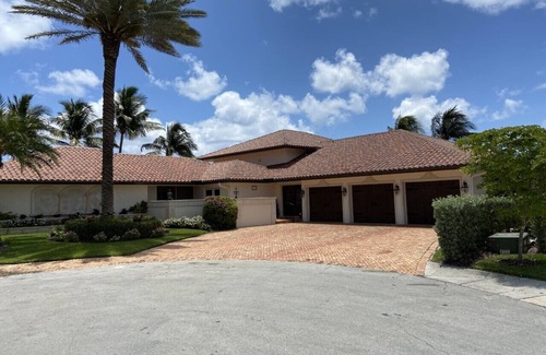 The Cove House | Resort style waterfront home on the intracoastal waterway!