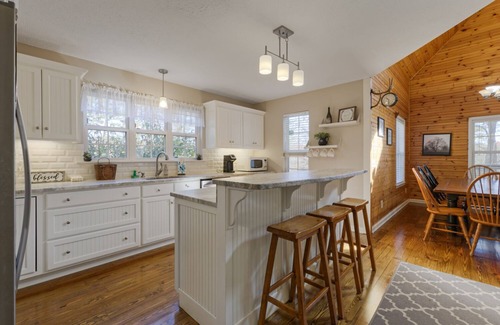 Helen House | Rest and Be Thankful - Modern Family Retreat w/Hot tub Near Downtown Helen