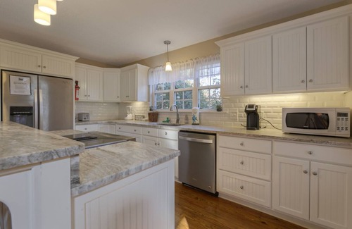 Helen House | Rest and Be Thankful - Modern Family Retreat w/Hot tub Near Downtown Helen