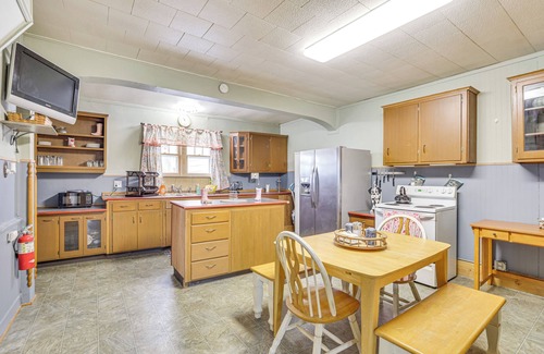 Leland Apartment | Restaurant On-Site: North Freedom Apt w/Yard!