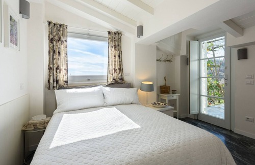 Strettoia Apartment | Restelli Suite - Modern studio flat with shared garden and pool in Pietrasanta