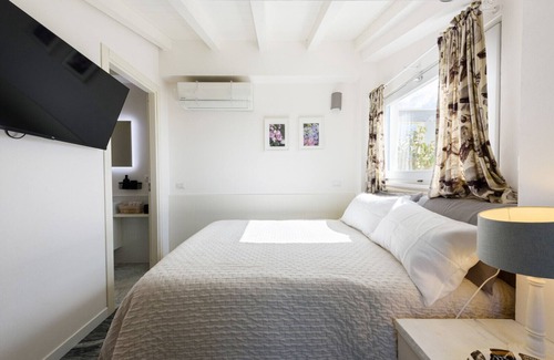 Strettoia Apartment | Restelli Suite - Modern studio flat with shared garden and pool in Pietrasanta