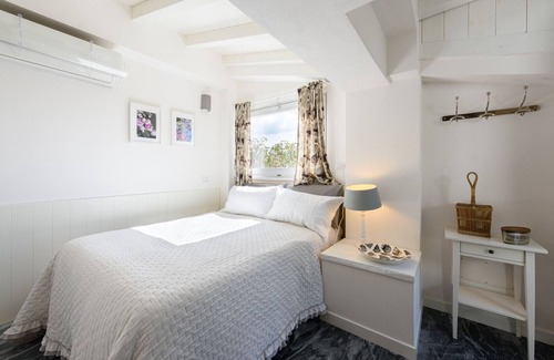 Strettoia Apartment | Restelli Suite - Modern studio flat with shared garden and pool in Pietrasanta