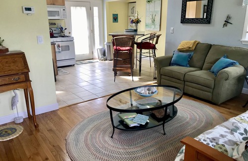 Middletown House | Restful,SUNNY Cottage in the midst of it all - BEACHES,RESTAURANTS,SHOPPING etc!