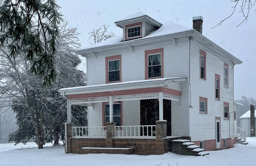 Creal Springs House | Restored 1910 Cottage Near Shawnee Forest, Lake of Egypt, Wineries, Pet Friendly
