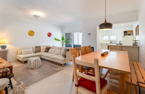 Alporchinhos Apartment | Retiro T2 c/Piscina em Porches por Lovelystay