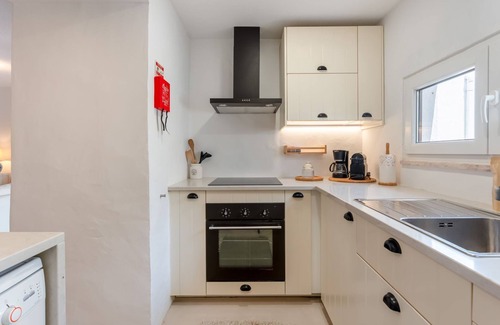 Alporchinhos Apartment | Retiro T2 c/Piscina em Porches por Lovelystay