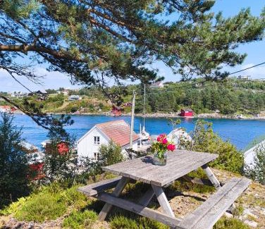 Al Municipality House | Retreat Øklandsnes