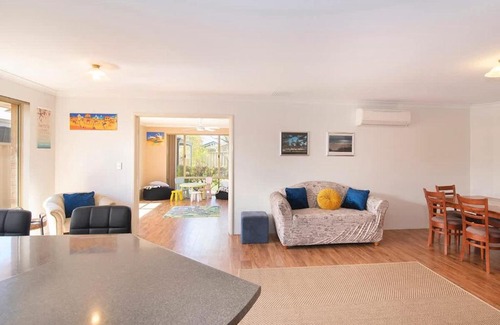 Broadwater House | Retreat on Broadwater, pet friendly