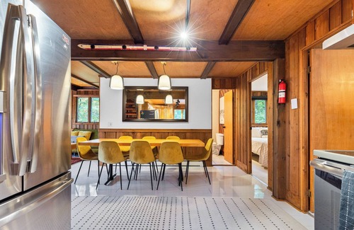Killington House | Retro A-Frame Mountain Chalet with Hot Tub – 7 Min to Killington K1 Lodge