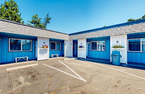 Bandon House | Retro beach suite with fast WiFI - walkable to downtown hot spots