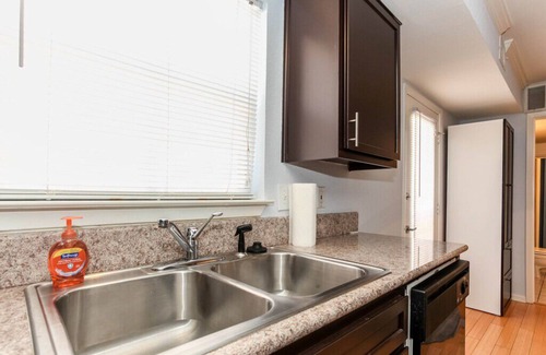 Waller Creek District Condo | Retro Chic Suite w/Queen bed