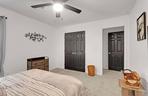 Austell House | Retro Cumberland 2-Story Hangout near Six Flags