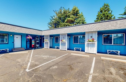 Bandon House | Retro-fun beach suite near beach with fast WiFI - walk to downtown shops