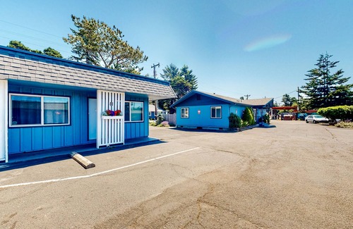 Bandon House | Retro-fun beach suite near beach with fast WiFI - walk to downtown shops