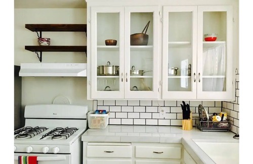 Raisin House | Retro Home Close to All 3 Freeways