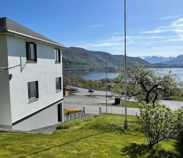 Ulsteinvik Apartment | Retro hus med fin beliggenhet