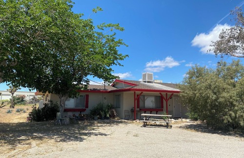 Yucca Valley House | Retro ranch house next to nature but close to town