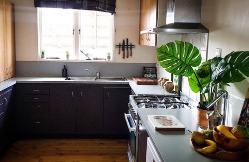 Whangarei House | Retro Relaxation with a Dash of Luxury with a hot tub. Entire house.