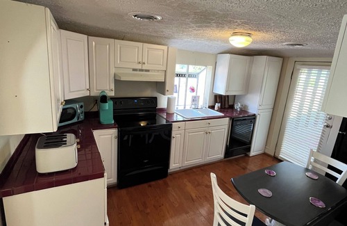 Bristol House | Retro Retreat! 2BR, 1 Bath Home with WiFi, AC in wonderful Bristol, VA