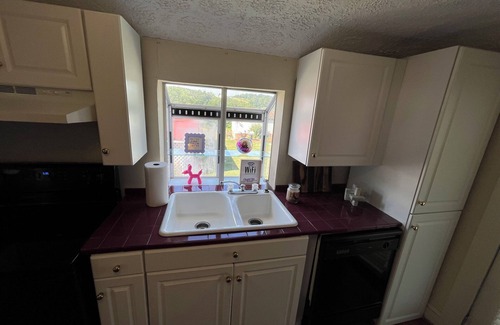 Bristol House | Retro Retreat! 2BR, 1 Bath Home with WiFi, AC in wonderful Bristol, VA