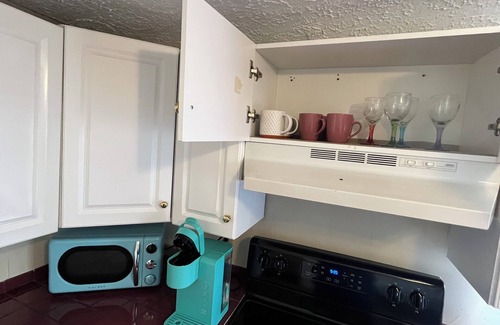 Bristol House | Retro Retreat! 2BR, 1 Bath Home with WiFi, AC in wonderful Bristol, VA