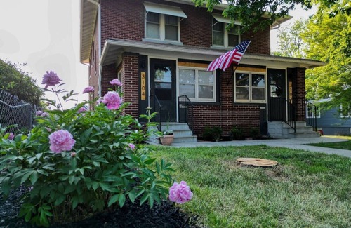 Southeast Omaha Apartment | Retro Retreat|Funky Vibes Duplex